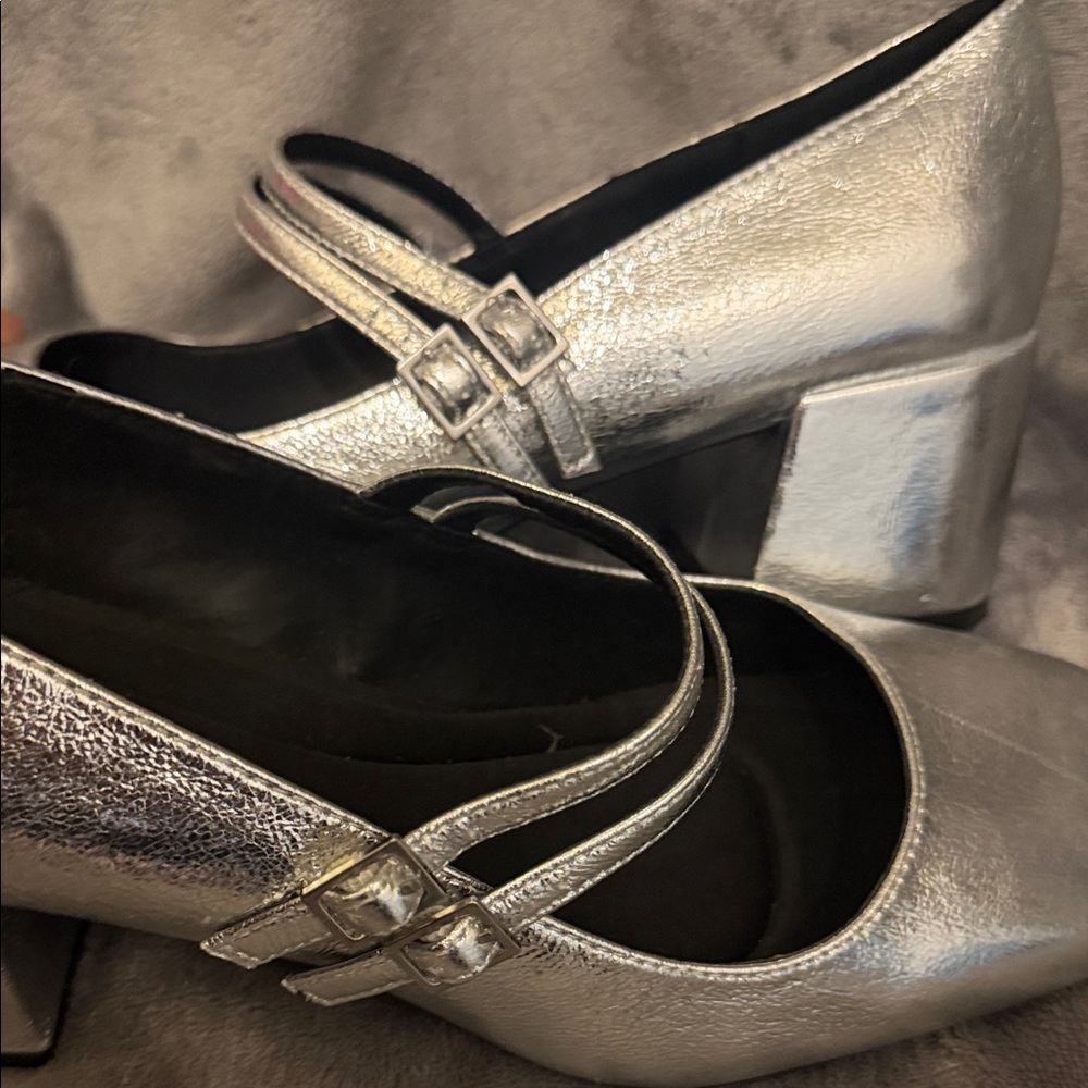 Kenneth Cole Reaction Women's Metallic Silver Heels - Picture 3 of 6
